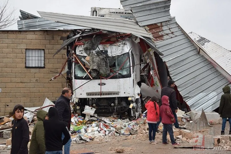 Son dakika: Şanlıurfa'da feci olay! Tır markete daldı 6