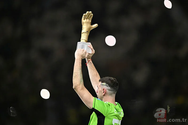 Arjantin'in kalecisi Emiliano Martinez'den büyük tepkiye neden olan bel altı hareket 9