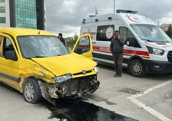 Karaman’da kavşakta kaza: 2 kişi yaralandı