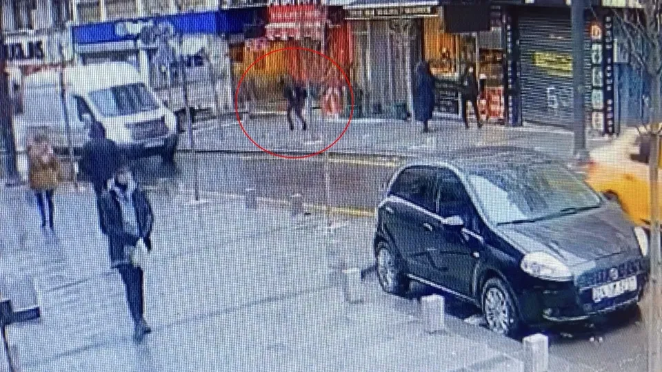İstanbul’da akılalmaz olay! Yolda yürürken üstüne insan düştü