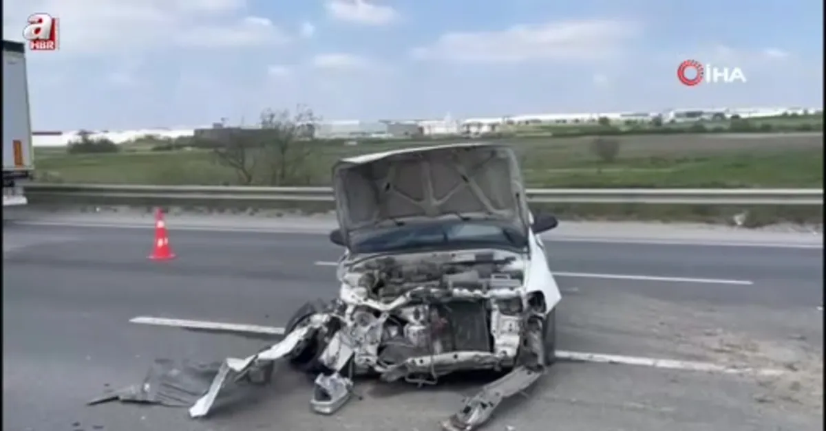 Bariyerlere çarpan otomobil ters döndü