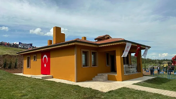 Başkan Erdoğan’dan deprem bölgesindeki köy evlerinin teslim töreninde çiftçilere 10 yeni müjde