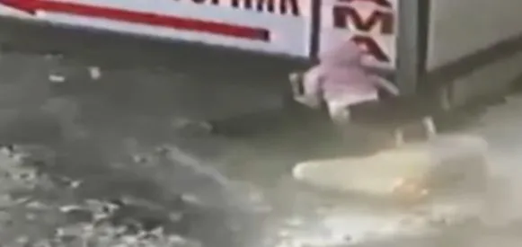 Bursa’da buzlu yolda düşen baba kucağındaki kızını böyle kurtardı - 3