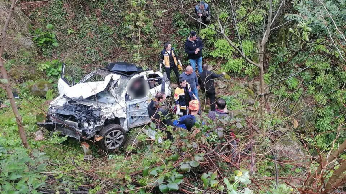 Uçuruma yuvarlanan otomobilde facia: Baba ve kızı hayatını kaybetti