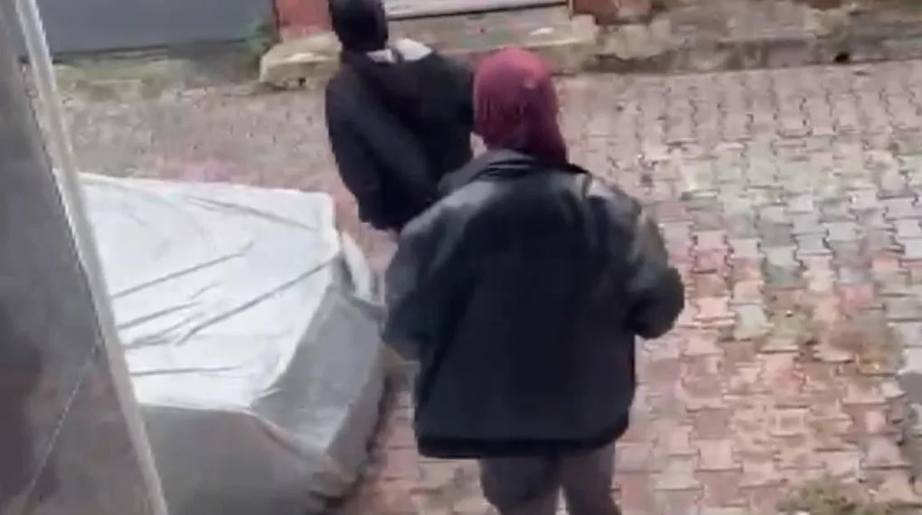Kapıları yoklarken ev sahibine yakalandılar: 2 hırsız kaçarken çıkışı şaşırdı!