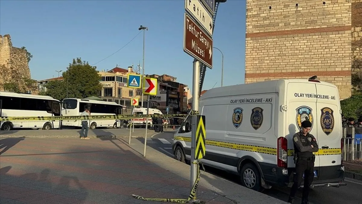 İkbal Uzuner'in mezar başında alçak fotoğraf! İkbal ve Ayşenur Halil Semih Çelik tarafından vahşice katledilmişti