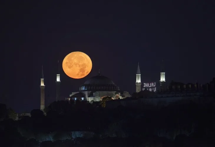 İstanbul’da hayran bırakan Süper Ay manzarası! Karanlık gök böyle aydınlandı