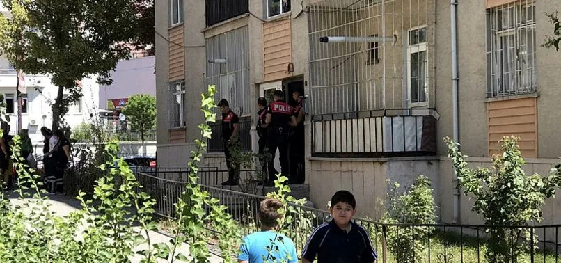 Eşinden ayrılmak istemeyen adam kendini yakmaya kalktı