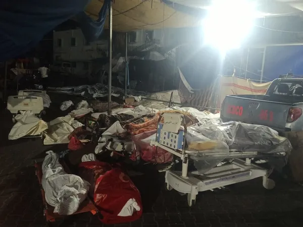 Gazze’de her geçen dakika hastalar ölüyor! Şifa Hastanesi’nde toplu mezarlık