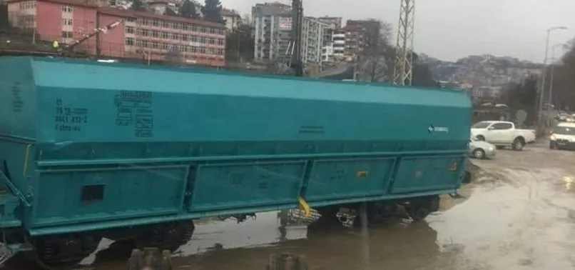 Son dakika: Zonguldak'ta yük treni raydan çıktı yola oturdu