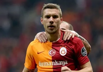 Lukas Podolski saldırıya uğradı