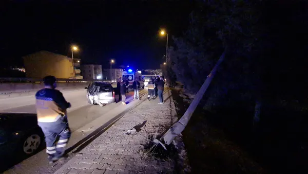 1615672686149.jpg Kaza yaptı annesine sarılıp ağladı: Aydınlatma direğine çarpan genç yaralandı - 2