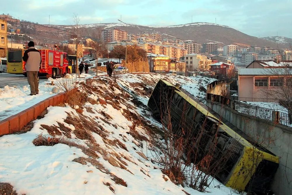 Elazığ'da belediye otobüsü devrildi: 11 yaralı - 1