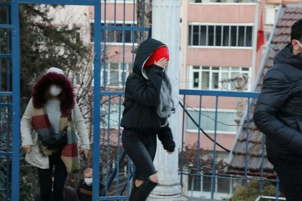 Parkta genç kızı darp eden şüpheli yakalandı - 1