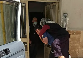Tokat'ta ayağı kırılan kadını polis sırtında taşıdı