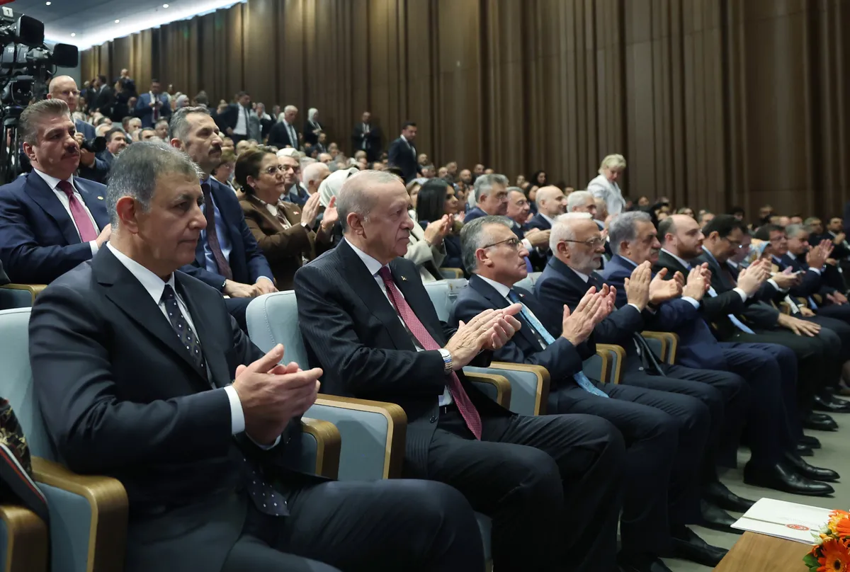 rozeti-baskan-erdogan-takti-izmir-buyuksehir-belediye-baskani-cemil-tugay-ak-partiye-katildi-1791366447946.jpg Rozeti Başkan Erdoğan taktı! İzmir Büyükşehir Belediye Başkanı Cemil Tugay AK Parti’ye katıldı - 2