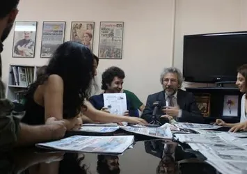 Can Dündar'dan Abdullah Öcalan'ın fotoğrafının önünde toplantı