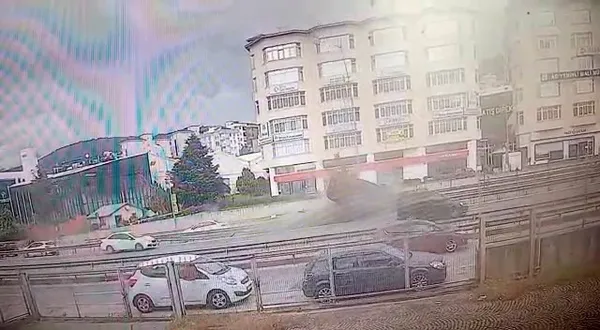 pendikte-minibus-bariyerlere-carparak-taklalar-atti-o-anlar-kamerada-1651670453848.jpg Pendik’te minibüs bariyerlere çarparak taklalar attı! O anlar kamerada - 4
