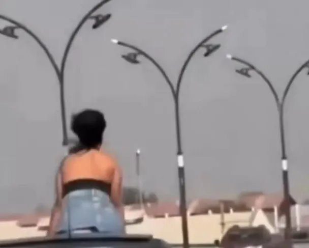 Trafikte skandal! Manisa'da araç üstünde uygunsuz harekete gözaltı - 1