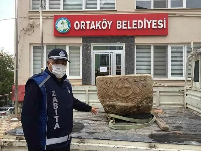 Tarlada bulduğu 1200 yıllık taş vaftiz teknesini satmaya çalışırken yakalandı - 1
