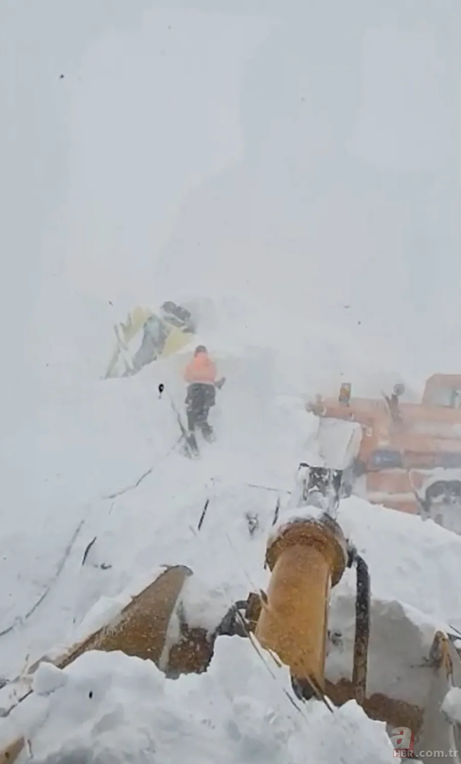 Dev kar kütleleri iş makinelerini yuttu! Ardahan-Artvin yolunda korku dolu anlar 7