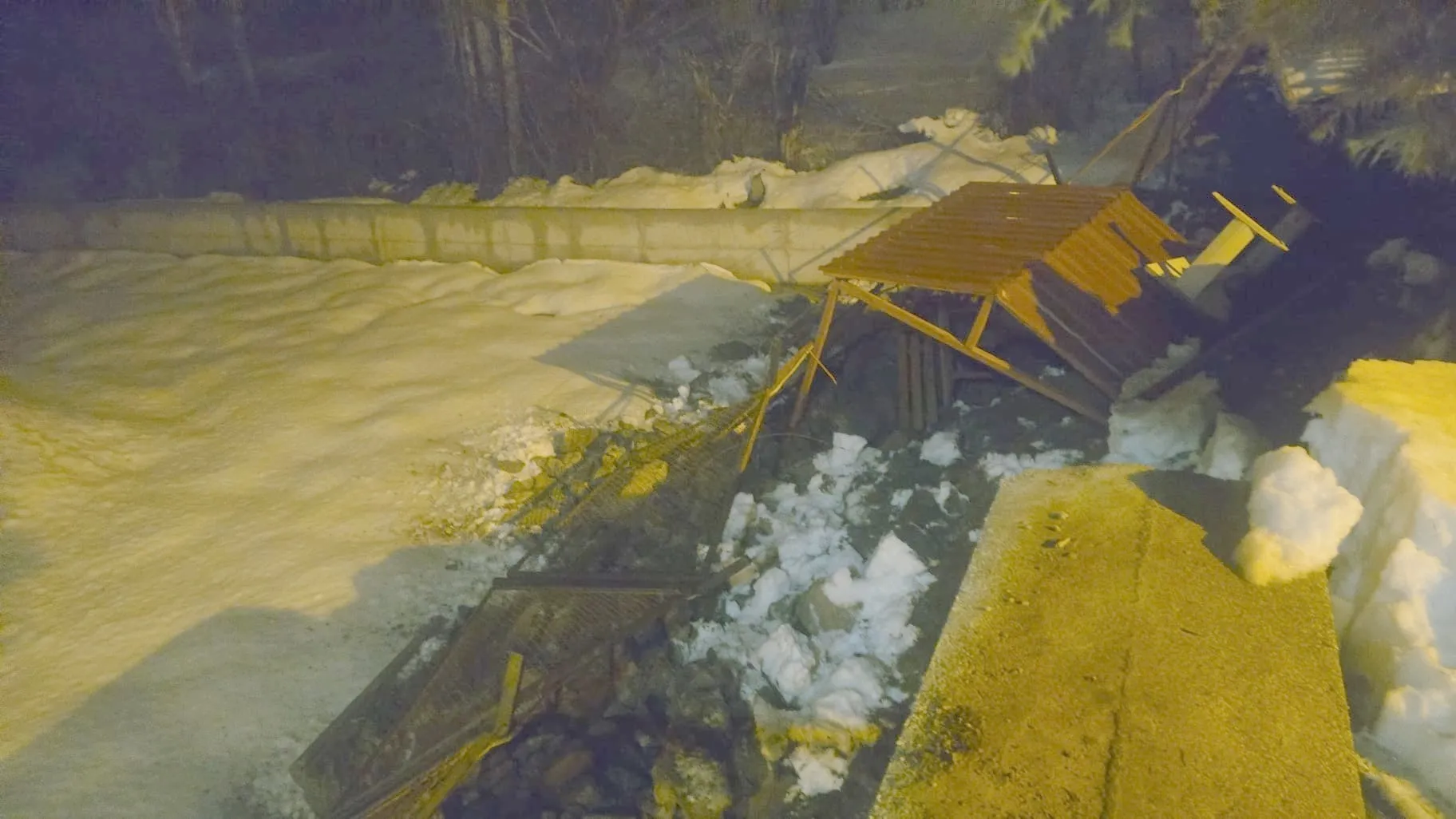 Hakkari'de istinat duvarı çöktü