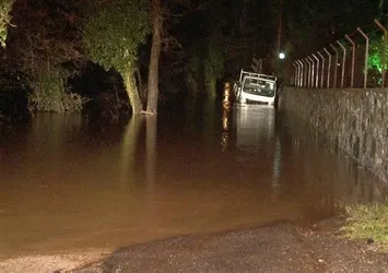 Beykoz’da dere taştı, yol sular altında kaldı