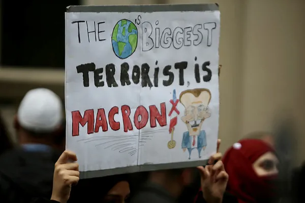 İslam düşmanı Macron Londra’da protesto edildi
