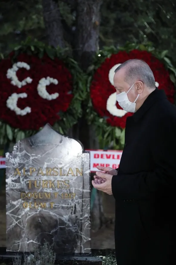 son-dakika-baskan-recep-tayyip-erdogandan-mhpnin-kurucu-genel-baskani-alparslan-turkesin-kabrine-ziyaret-1617642103684.jpg Son dakika: Başkan Recep Tayyip Erdoğan'dan MHP'nin Kurucu Genel Başkanı Alparslan Türkeş'in kabrine ziyaret - 2