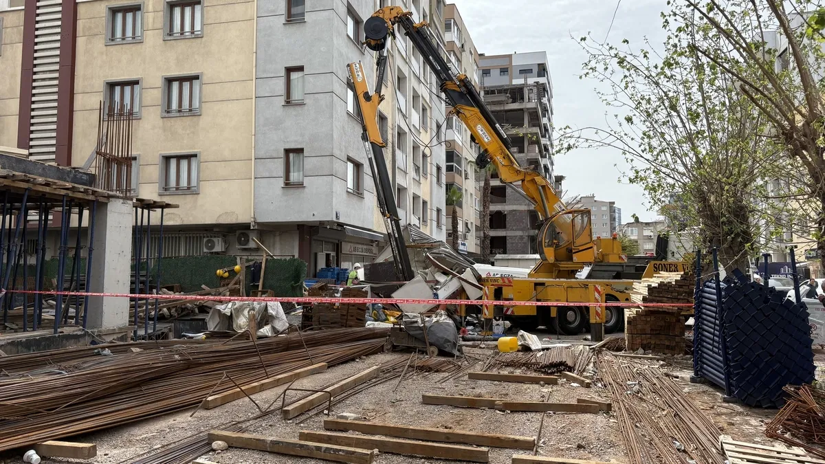 İzmir'de vinç faciası! 3 işçi yaralandı