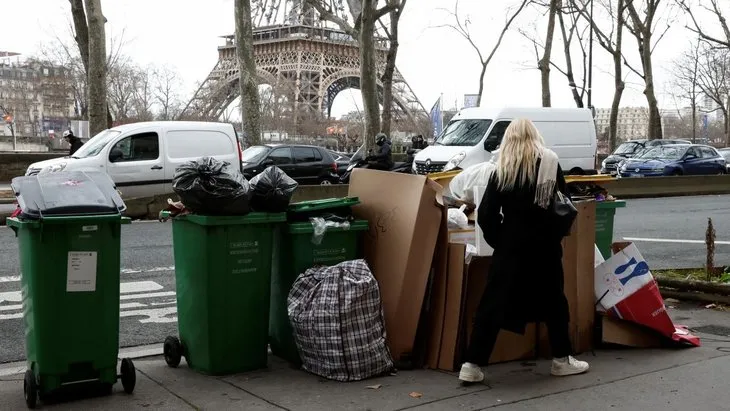 Fransa’nın başkenti Paris, çöp şehre dönüştü! Yetkililer birbirine girdi