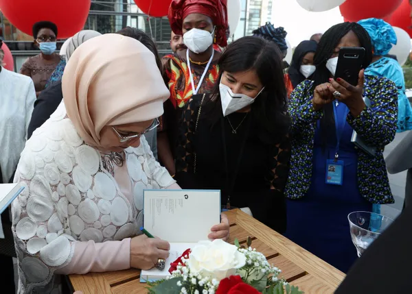 Emine Erdoğan'ın ilk kitabı çıktı! ‘Afrika Seyahatlerim’in tanıtımı New York’ta yapıldı - 3