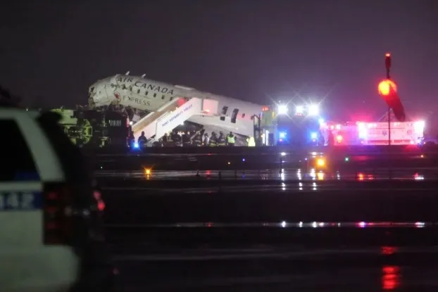 new-yorkta-pistte-facia-ucak-ile-itfaiye-araci-carpisti-yaralilar-var-1774245404635.jpg New York Post aracılığıyla