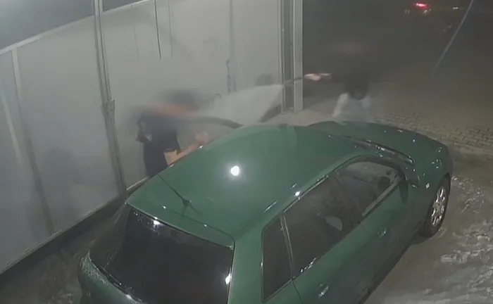 Genç kadın hırsızı tazyikli suyla püskürttü - 3