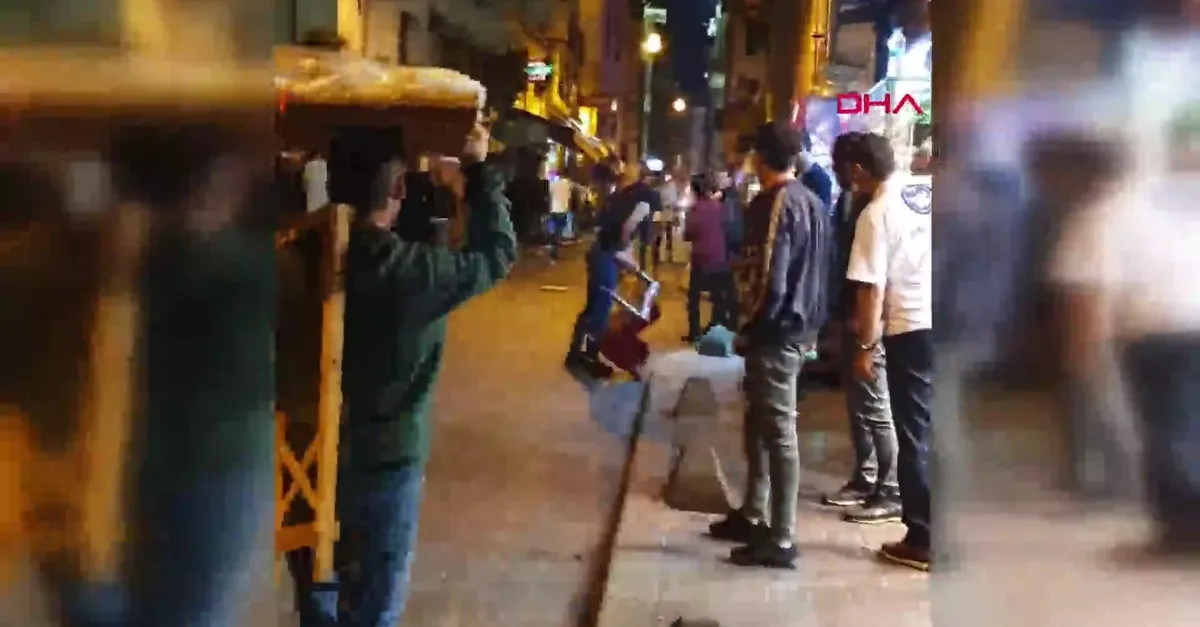 Savaş alanına döndü! Taksim'de iki grup birbirine girdi