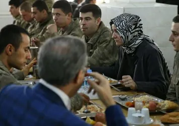 Bakan Kaya kışlada mehmetçikle yemek yedi