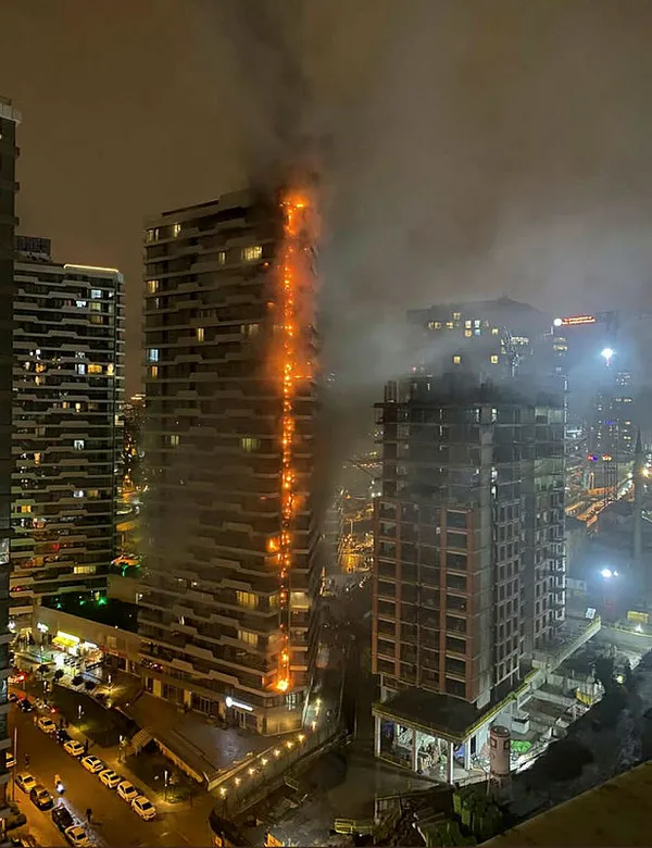 istanbulda-dev-rezidansta-yangin-cok-sayida-ekip-bolgede-1665861217079.jpg İstanbul'da dev rezidansta yangın! 24 katlı binada çıkan yangın kontrol altında - 1