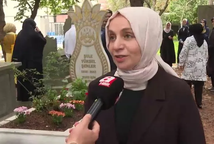 sule-yuksel-senler-vefatinin-5-yilinda-kabri-basinda-anildi-1724872685099.jpeg AK Parti milletvekili ve Şule Yüksel Şenler Vakfı Mütevelli Heyeti Başkanı Leyla Şahin Usta