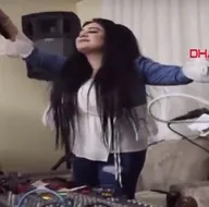 Evde toplanıp eğlence düzenlediler! Korona tedbirlerini hiçe saydılar