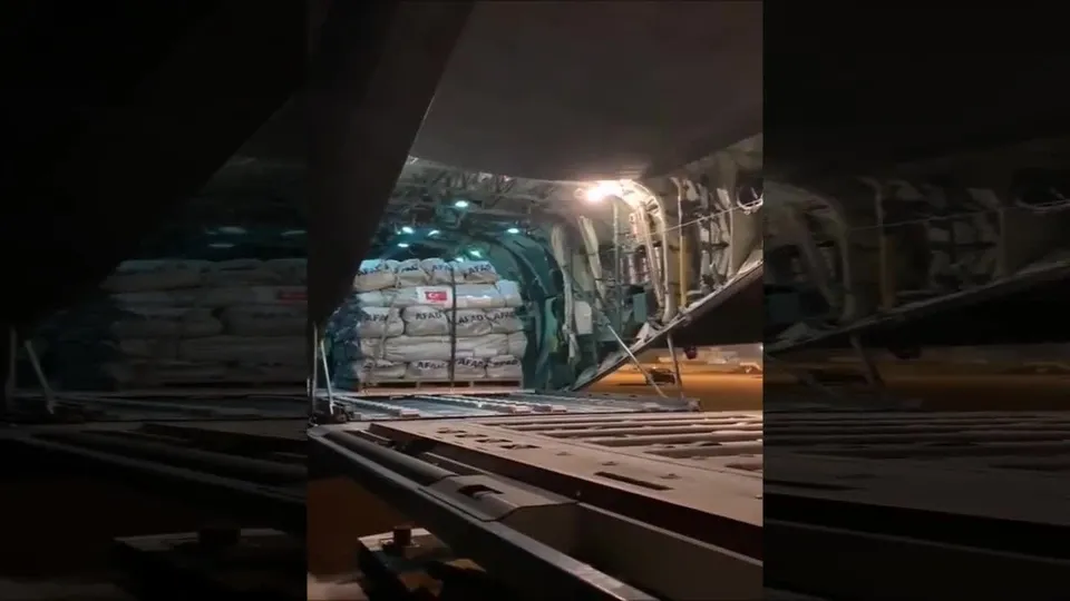 Türkiye’den Pakistan’a 12. yardım uçağı