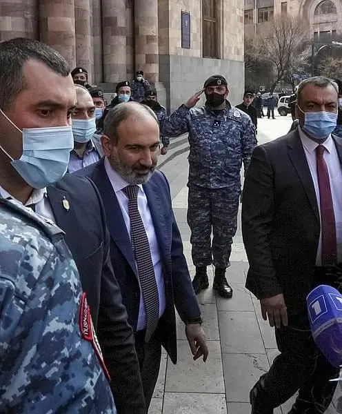 Son dakika: Ermenistan karıştı: Ordu Paşinyan’ın istifasını istedi! Jetler Erivan’da alçak uçuş yapıyor