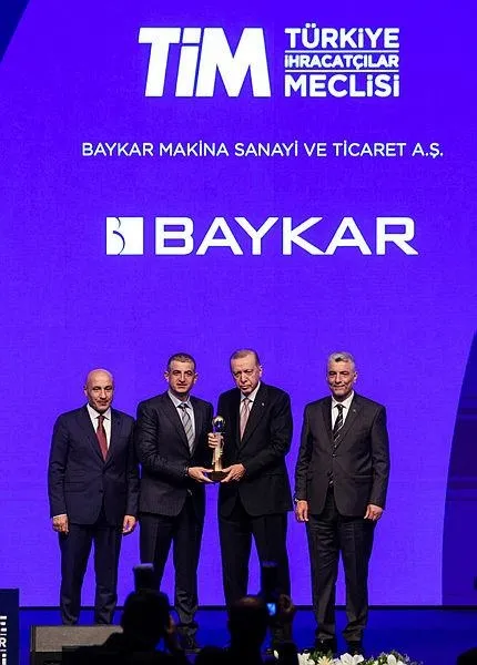 Baykar Türkiye’nin en büyük 10 ihracatçı firmasından biri oldu! Ödülü Başkan Erdoğan bizzat takdim etti