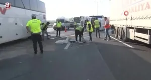 TEM Otoyolu’nda tır devrildi