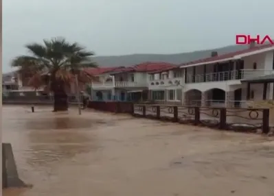 İzmir’de sokaklar göle döndü