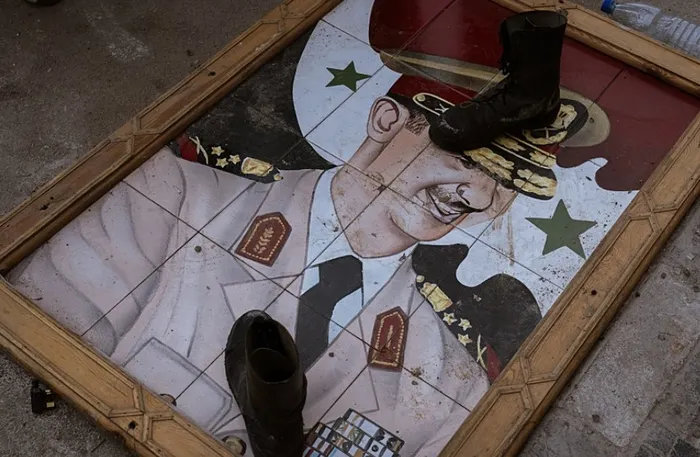 esad-rejiminin-korkusundan-sifreli-dil-gelistirdiler-iste-suriyelilerin-kullandigi-gizli-kodlar-1735035760442.jpg Suriye'nin devrik başkanı Beşşar Esad'ın portreleri ayaklar altında çiğnendi (AA)