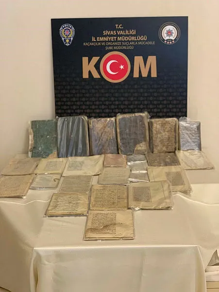 sivasta-25-adet-el-yazmasi-kitap-ele-gecirildi-1623937638096.jpg Sivas’ta 25 adet el yazması kitap ele geçirildi - 1