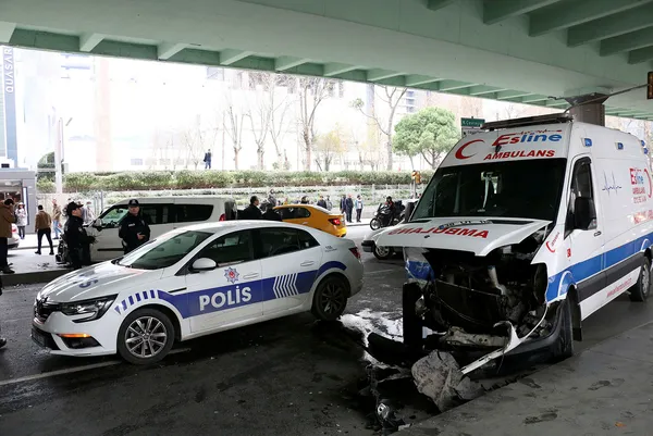 İstanbul'da trafiği kilitleyen kaza: Mecideyköy'de ambulans ile bir araç çarpıştı - 1