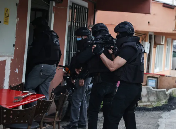 istanbulda-pkk-operasyonu-beyoglu-ilcesi-hdp-es-baskani-mehmet-sait-bor-gozaltina-alindi-1623219338539.jpg İstanbul'da PKK operasyonu! Beyoğlu İlçesi HDP Eş Başkanı Mehmet Sait Bor gözaltına alındı - 3