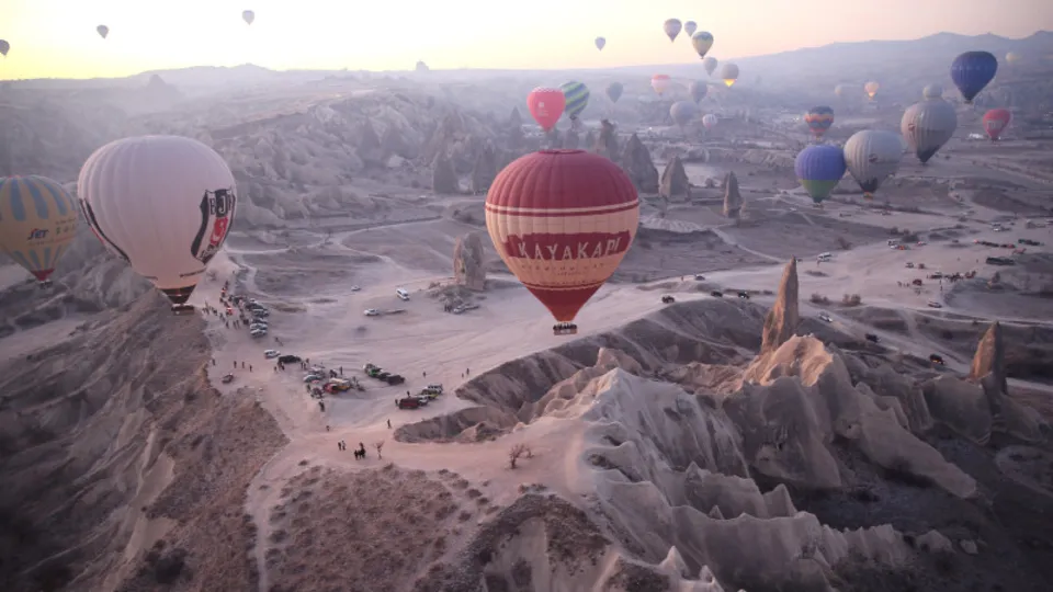 Kapadokya'da turistler yeni yılın ilk gününü gökyüzünde karşıladı