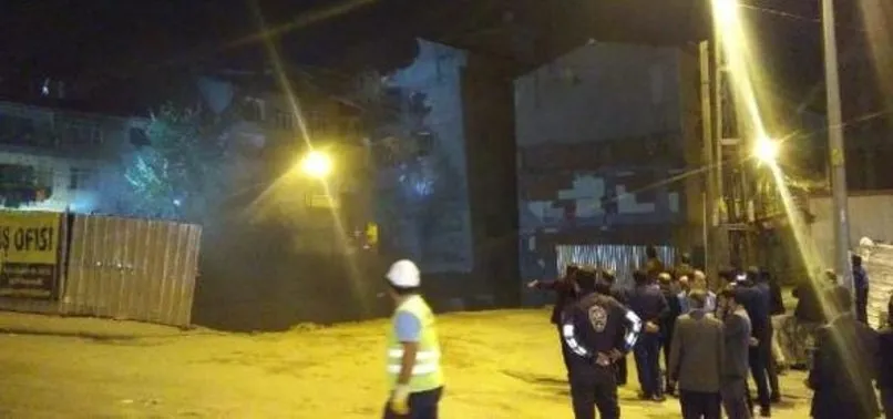 Çökme tehlikesi olan bina kontrollü yıkıldı